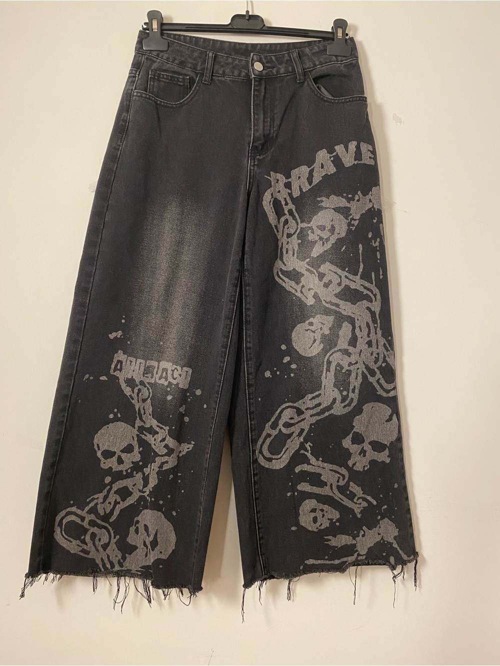 Black Graphic Wide-Leg Capri Jeans with Skull Chain Print